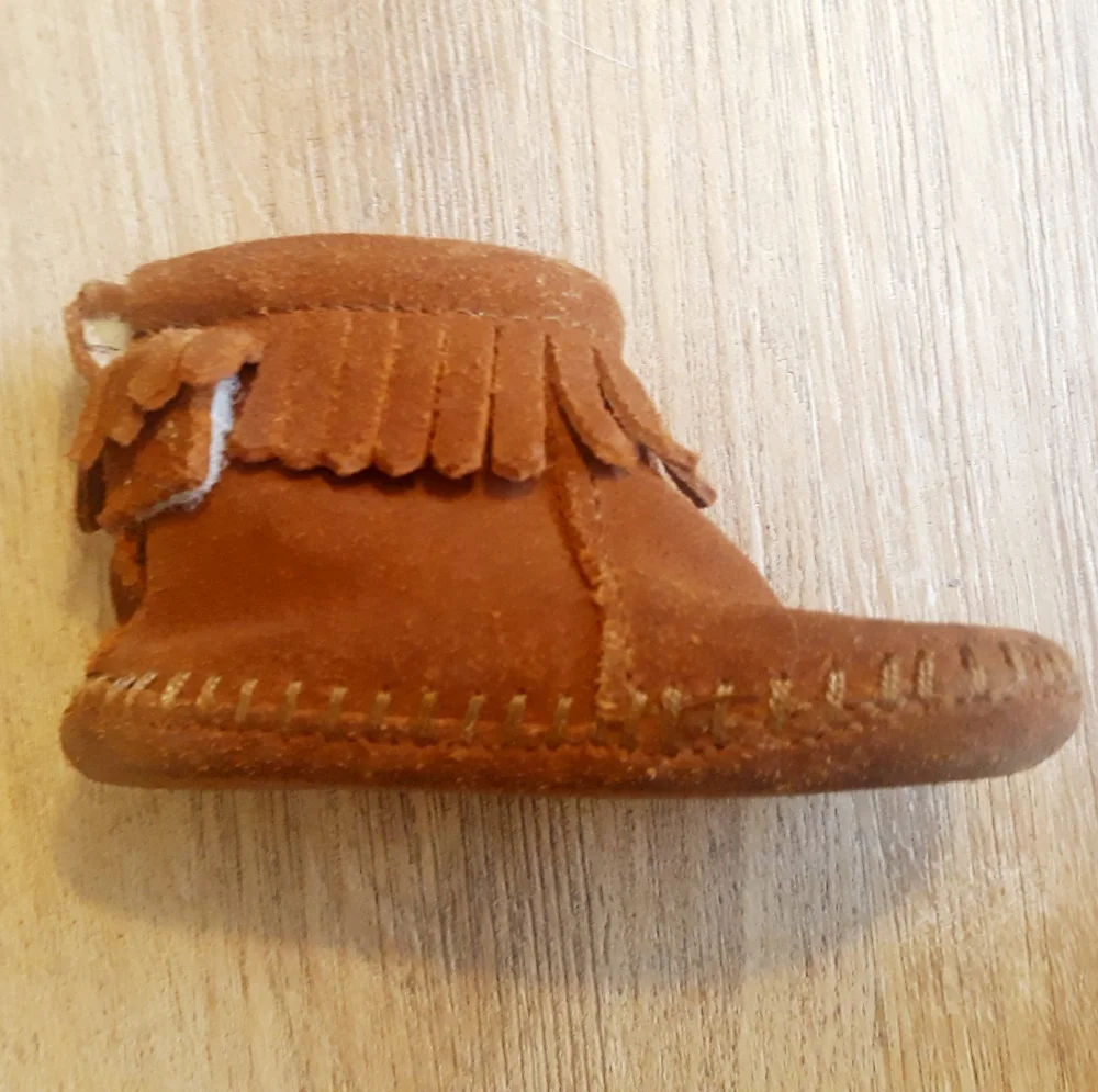 Minnetonka Fringe Moccasins / Baby Size 2 Tan Leather Moccasins